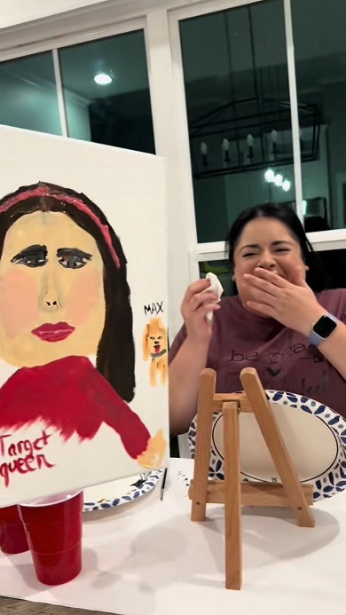 相手の似顔絵を見せ合って大笑いする夫婦