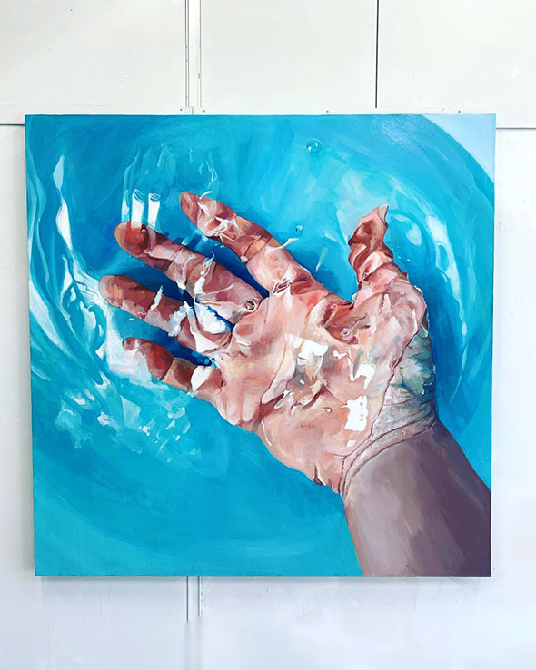 洗面器の水をすくう絵