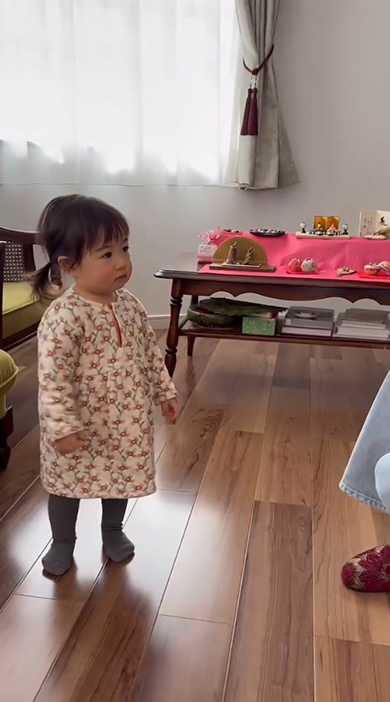 右を見つめる女の子