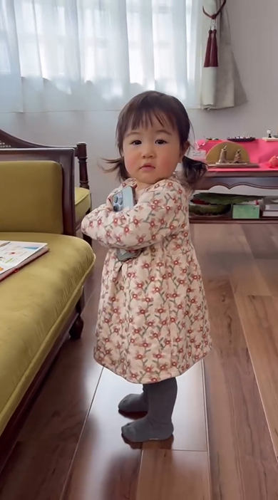 スマホを抱きしめる女の子