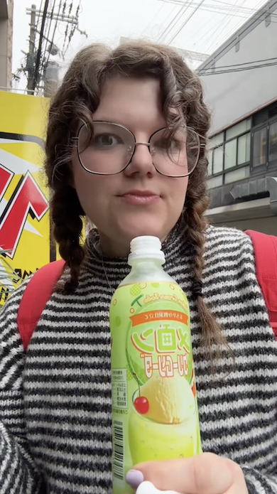 メロンソーダを飲む