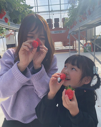 家族でいちご狩り