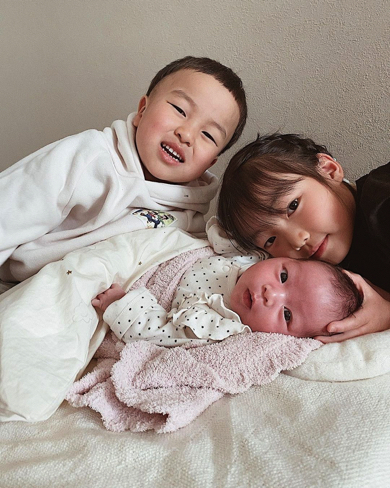 3きょうだいで記念撮影