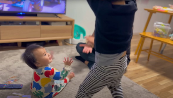 はじめてのたっちを家族で見守る