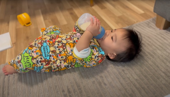 はじめてのたっちを家族で見守る