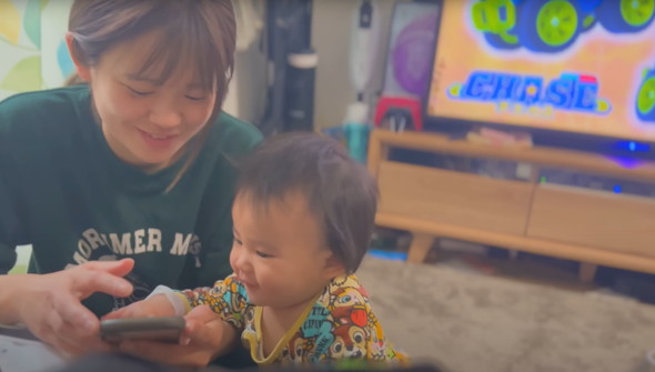 はじめてのたっちを家族で見守る