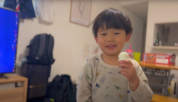 はじめてのたっちを家族で見守る