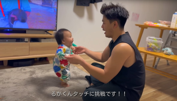 はじめてのたっちを家族で見守る