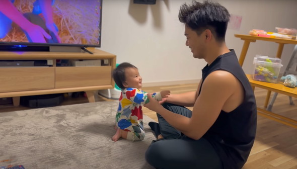 はじめてのたっちを家族で見守る