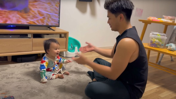 はじめてのたっちを家族で見守る