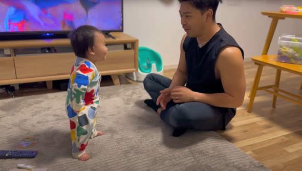 はじめてのたっちを家族で見守る