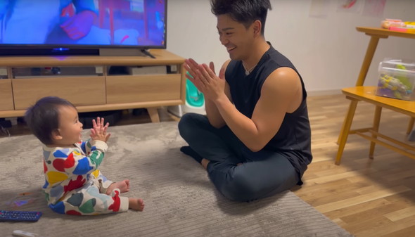 はじめてのたっちを家族で見守る