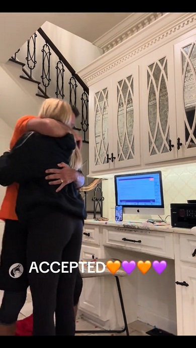 希望していた大学からの合格通知を受け大喜びする親子