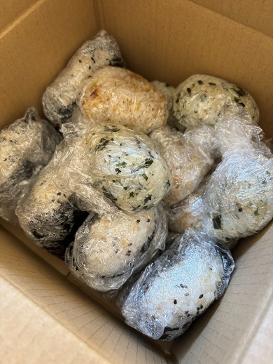 LINEで助けを求めたら義母が持ってきてくれた大量のおにぎり