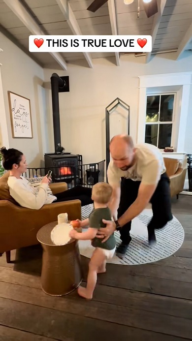 子どもの相手をしてママの時間を守るパパ