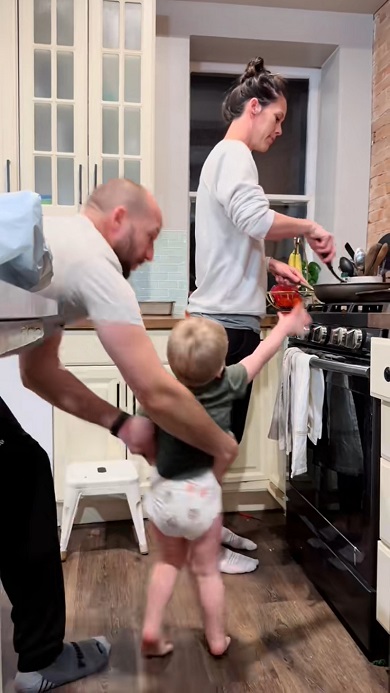 子どもの相手をしてママの時間を守るパパ