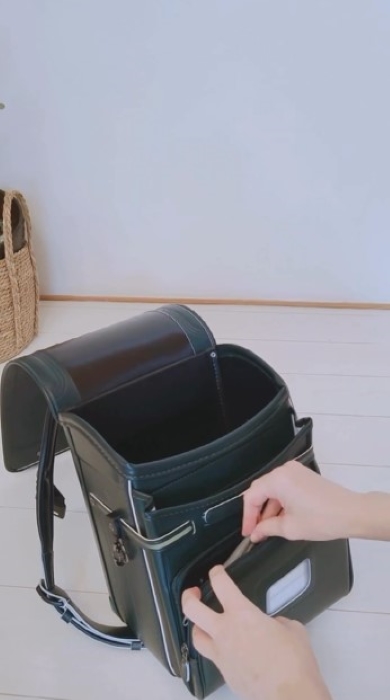 ランドセルに収納する様子