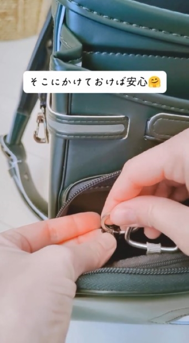 ランドセルの金具にケースを留める様子