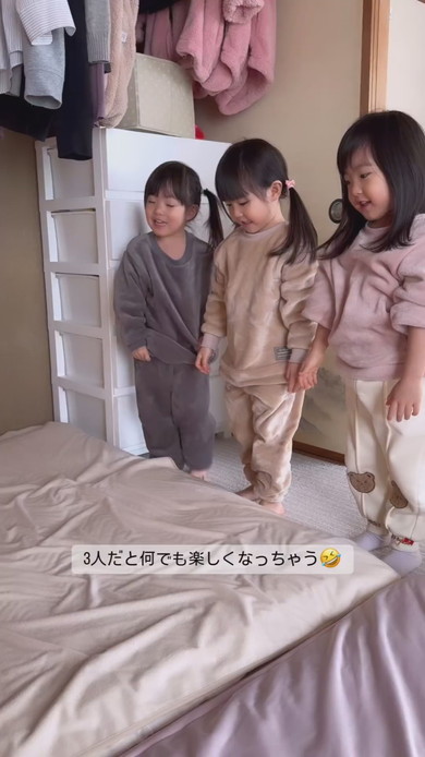 謎の遊びをする3歳の三つ子姉妹