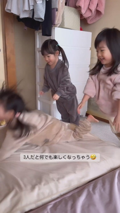 謎の遊びをする3歳の三つ子姉妹