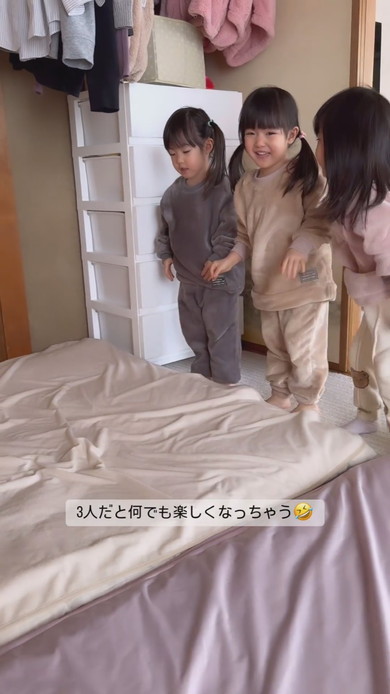 謎の遊びをする3歳の三つ子姉妹