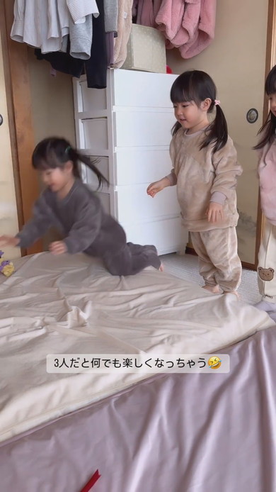 謎の遊びをする3歳の三つ子姉妹