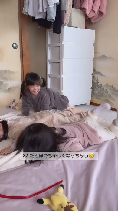 謎の遊びをする3歳の三つ子姉妹