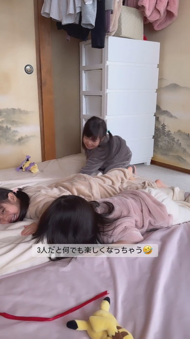 謎の遊びをする3歳の三つ子姉妹