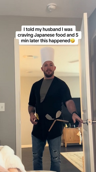 妻のために日本食の雰囲気を出そうとする夫