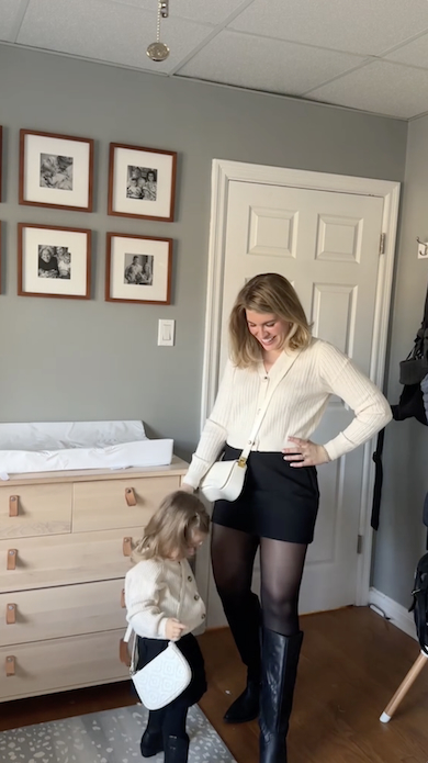 ブーツを見せるポーズ