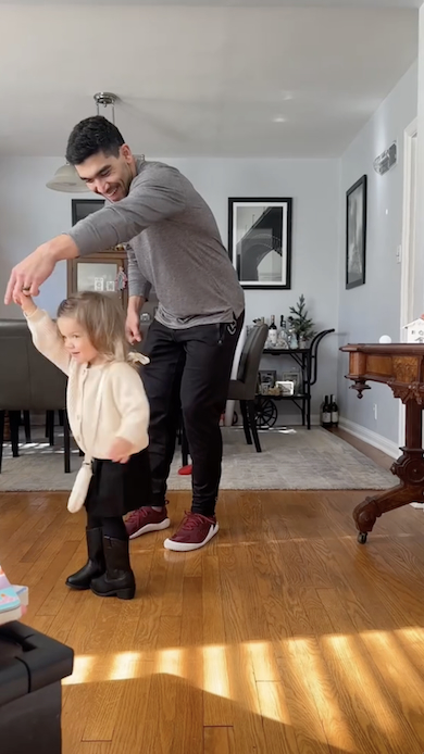 娘をお姫さまのように扱うパパ