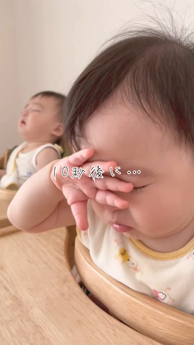 くしゃみをする赤ちゃん