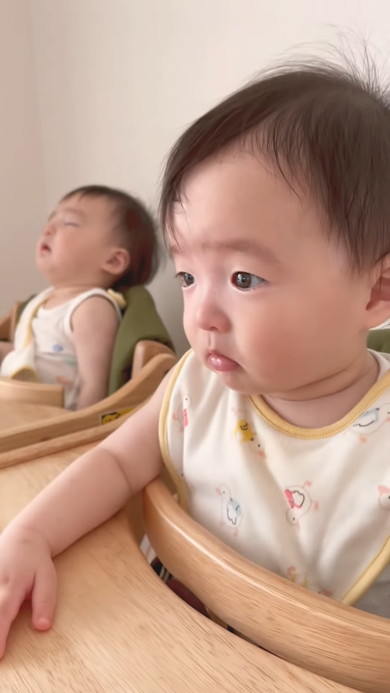 くしゃみをする赤ちゃん