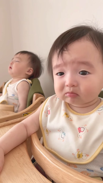 くしゃみをする赤ちゃん