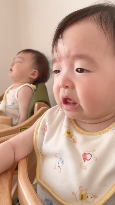 くしゃみをする赤ちゃん