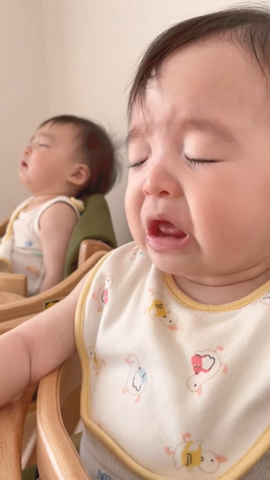 くしゃみをする赤ちゃん