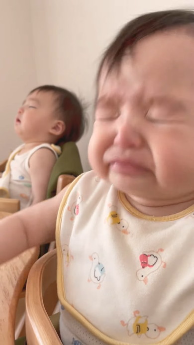 くしゃみをする赤ちゃん