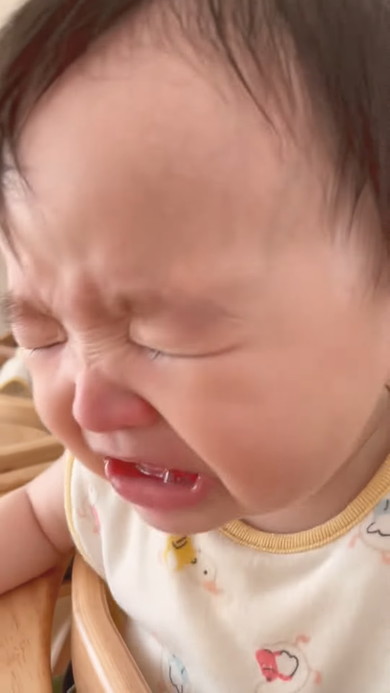くしゃみをする赤ちゃん