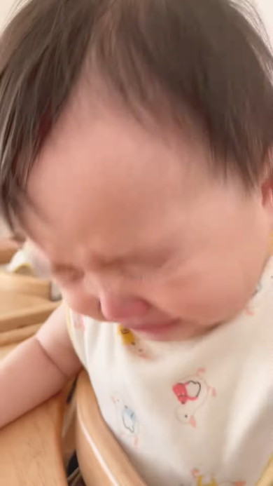 くしゃみをする赤ちゃん
