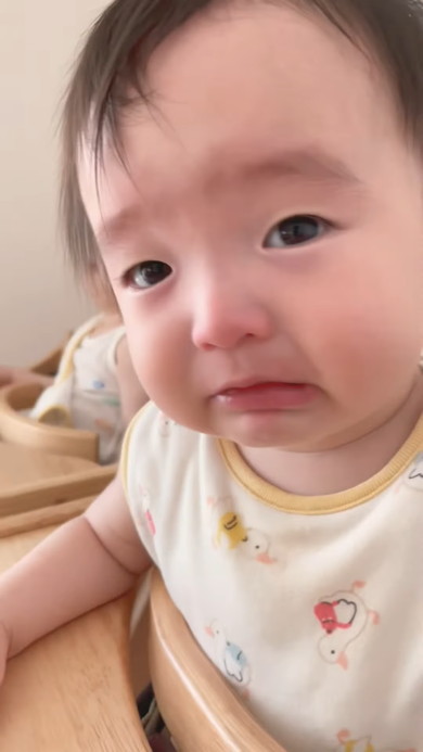 くしゃみをする赤ちゃん