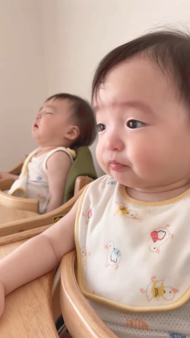 くしゃみをする赤ちゃん