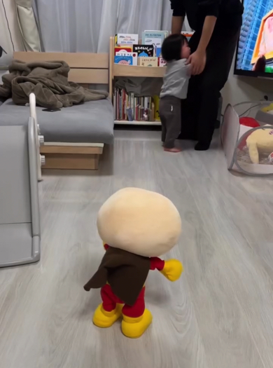 パパにしがみつく赤ちゃん