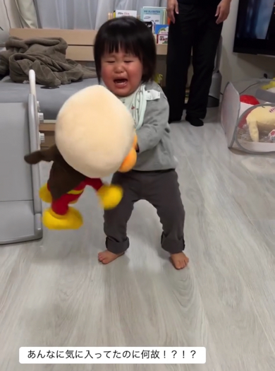 アンパンマンと格闘中の赤ちゃん