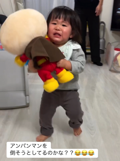 ママのもとへおもちゃを運ぶ赤ちゃん