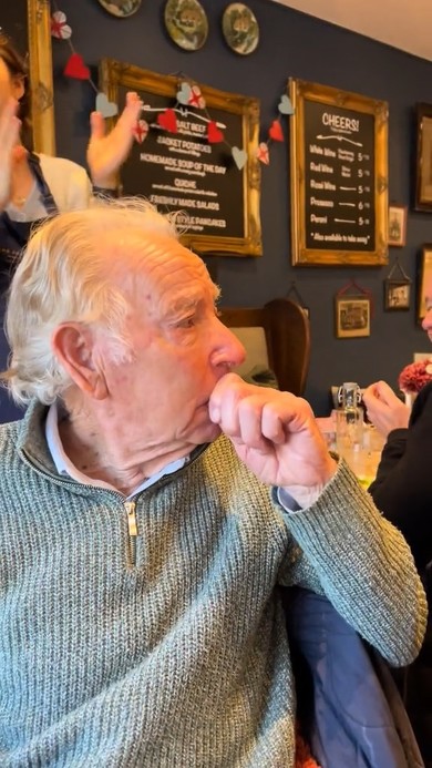 誕生日を祝われていると気付く89歳のおじいさん