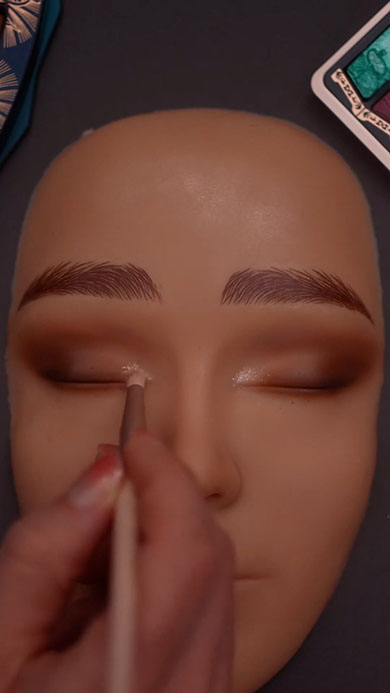 お面にメイク・メイク中