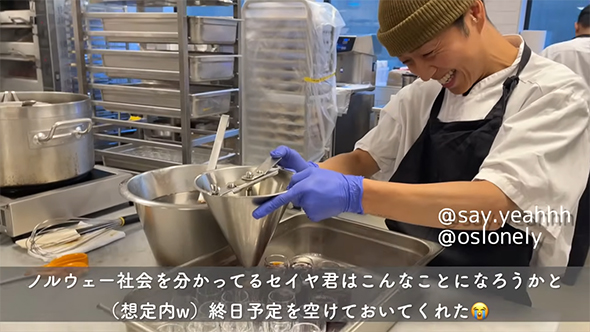 コーヒーゼリーを作る場面