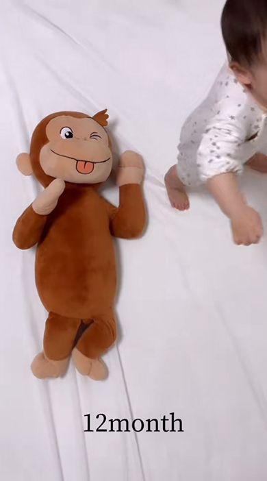 歩き去る赤ちゃん