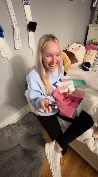 車のキーをプレゼント