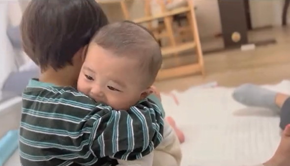 赤ちゃんを取り合う兄弟